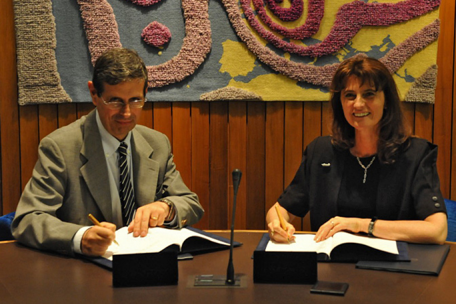 Florence Rabier and Silvio Cau signing high-level data centre agreement